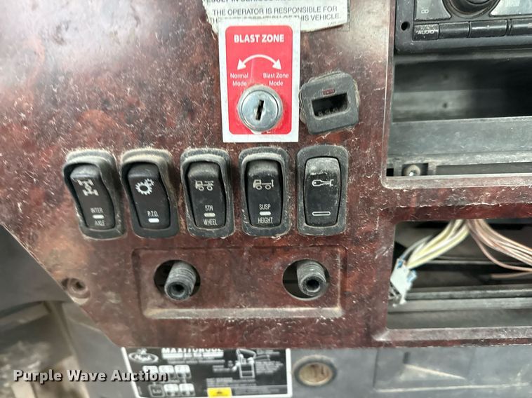 image for item DJ0912 2015 Mack CHU613 semi truck