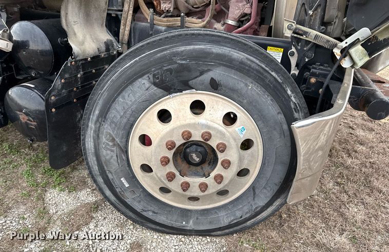 image for item DJ0912 2015 Mack CHU613 semi truck