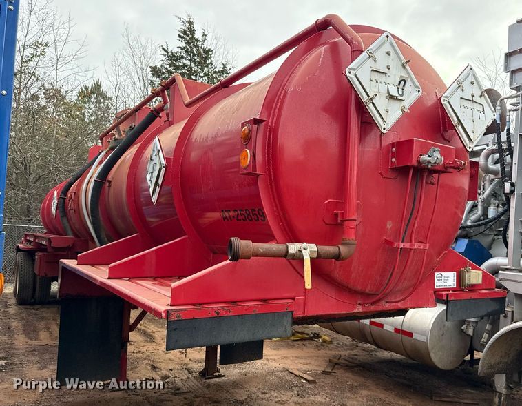 image for item DO2643 2006 Overland acid tank trailer