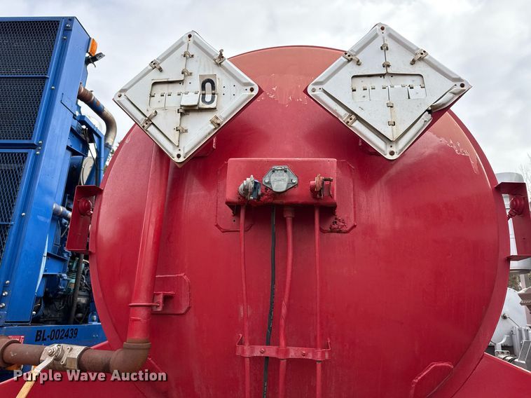 image for item DO2643 2006 Overland acid tank trailer