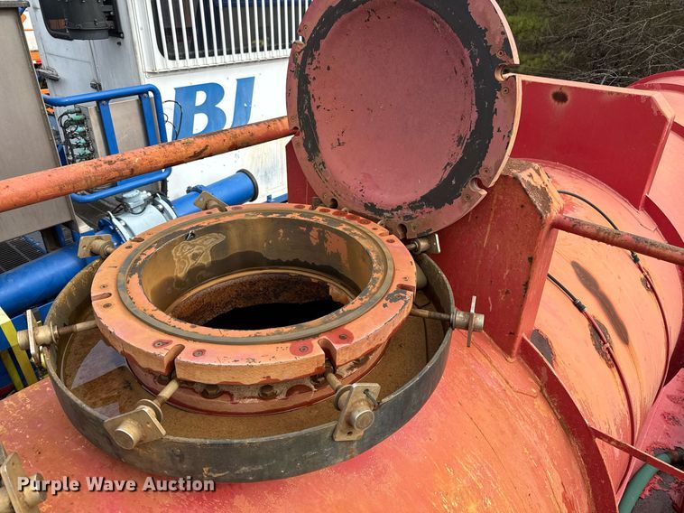 image for item DO2643 2006 Overland acid tank trailer