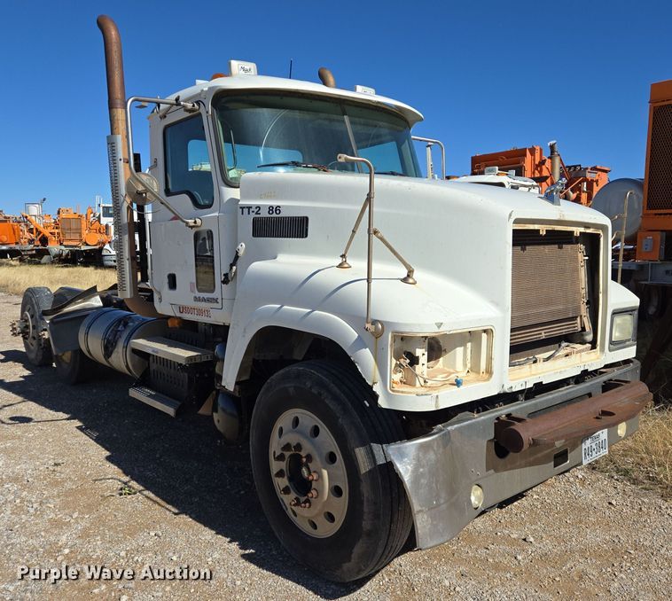 image for item DO2659 2008 Mack CHU613 truck cab and chassis