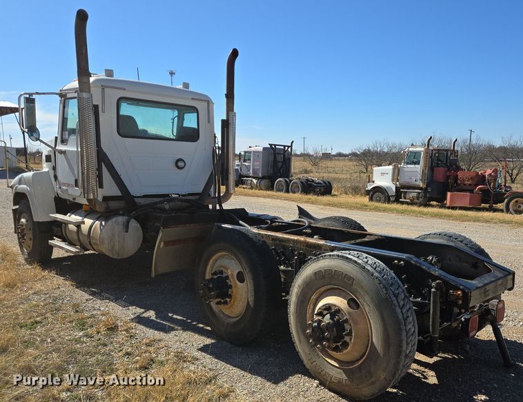 image for item DO2659 2008 Mack CHU613 truck cab and chassis