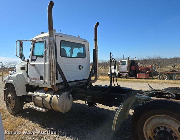 image for item DO2659 2008 Mack CHU613 truck cab and chassis