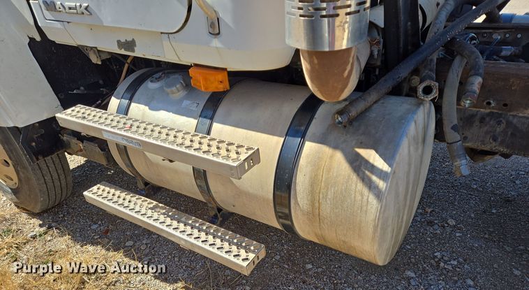 image for item DO2659 2008 Mack CHU613 truck cab and chassis