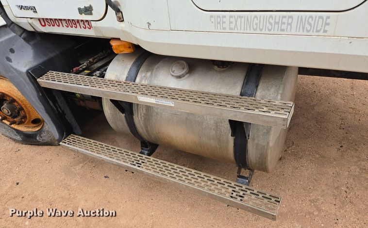 image for item DP6115 2005 Mack CX613 semi truck