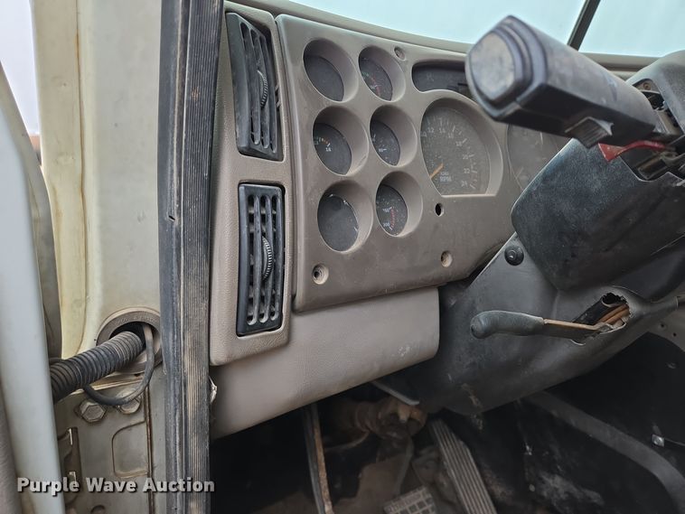 image for item DP6115 2005 Mack CX613 semi truck