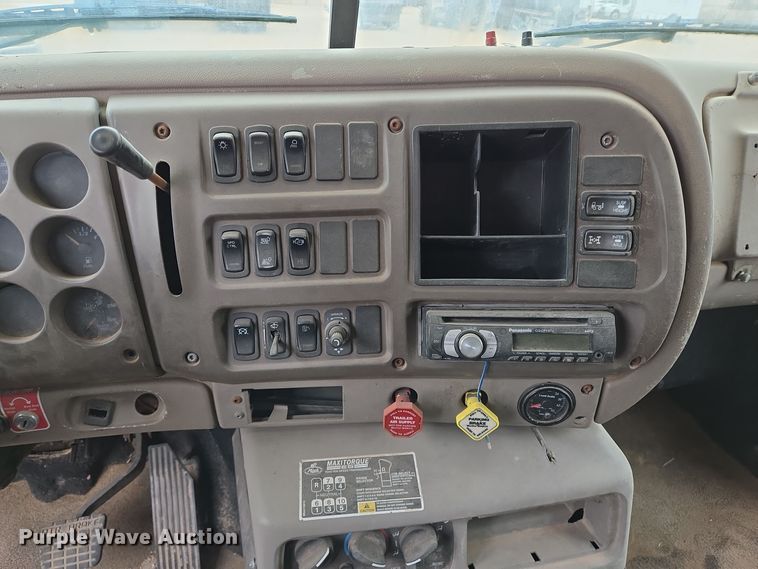 image for item DP6115 2005 Mack CX613 semi truck