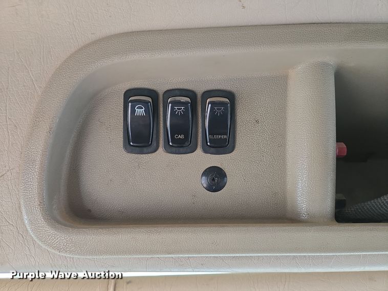 image for item DP6115 2005 Mack CX613 semi truck