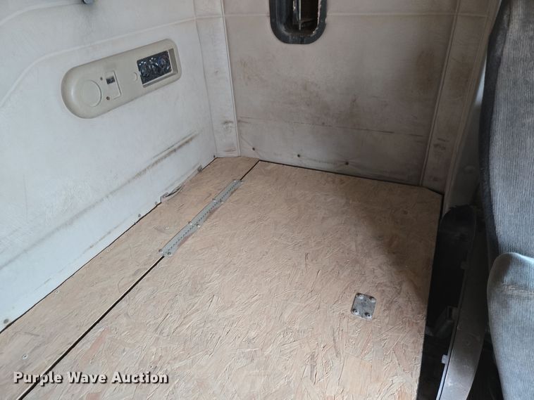 image for item DP6115 2005 Mack CX613 semi truck