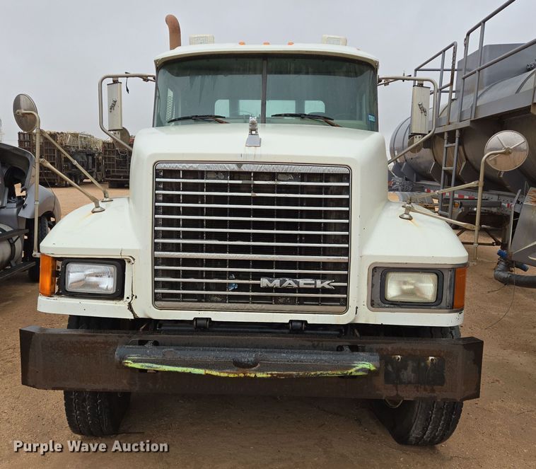 image for item DP6117 2009 Mack CHU613 semi truck
