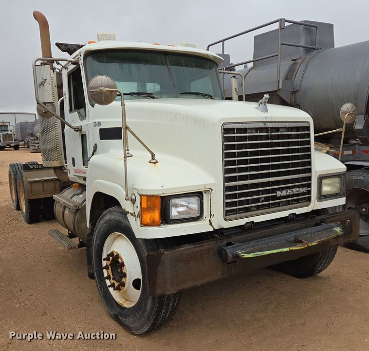 image for item DP6117 2009 Mack CHU613 semi truck