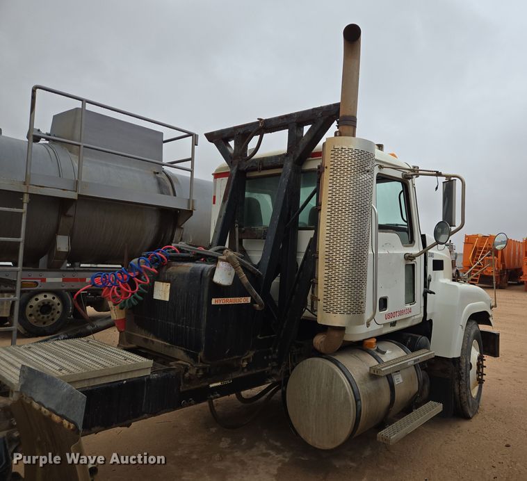 image for item DP6117 2009 Mack CHU613 semi truck