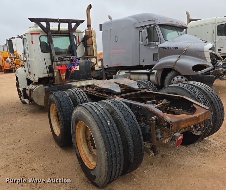 image for item DP6117 2009 Mack CHU613 semi truck