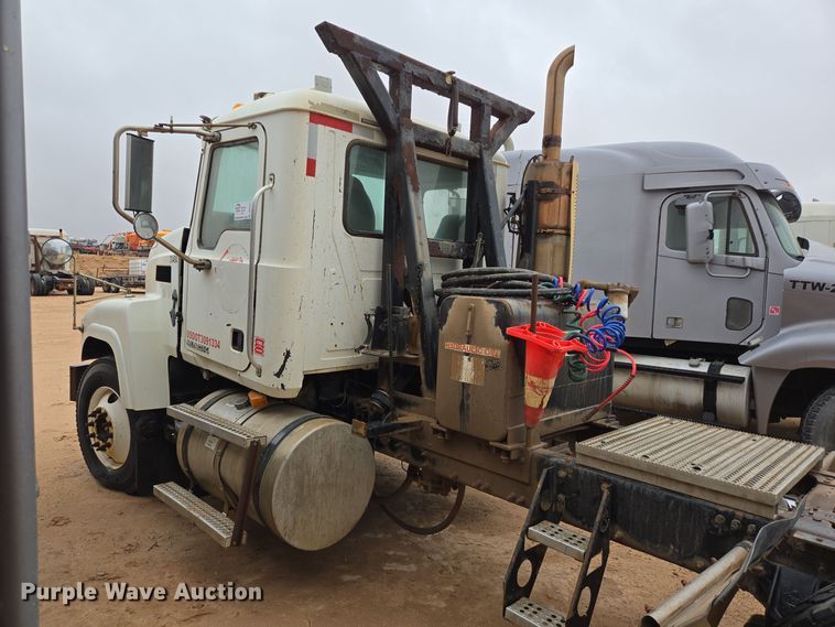 image for item DP6117 2009 Mack CHU613 semi truck