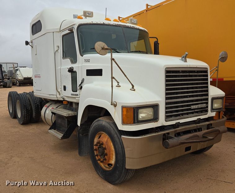 image for item DP6118 2009 Mack CHU613 semi truck