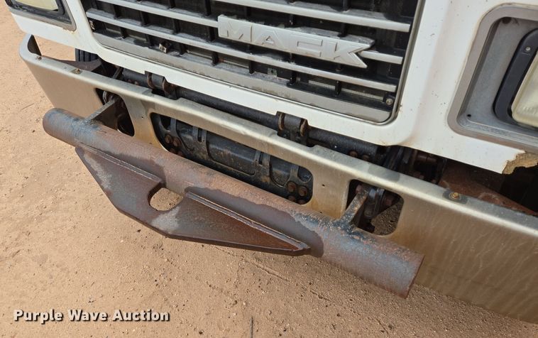 image for item DP6118 2009 Mack CHU613 semi truck