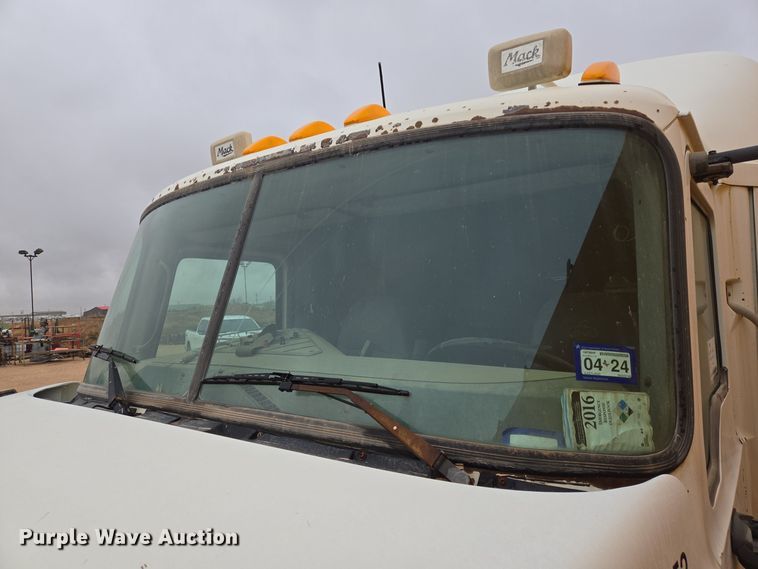 image for item DP6118 2009 Mack CHU613 semi truck