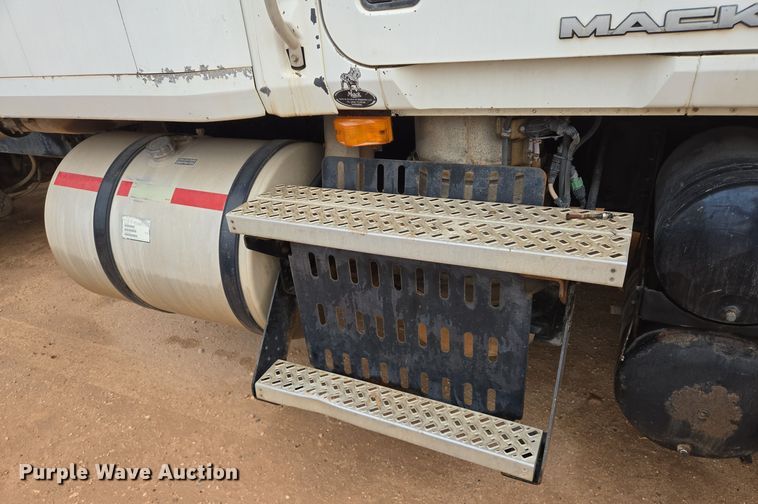 image for item DP6118 2009 Mack CHU613 semi truck