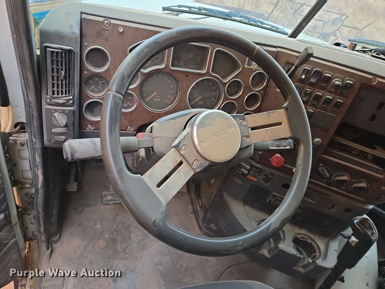 image for item DP6118 2009 Mack CHU613 semi truck