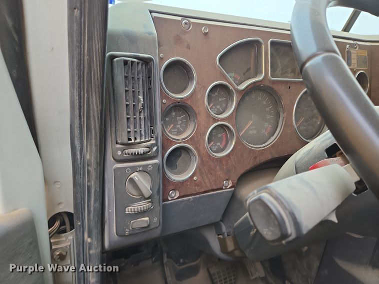 image for item DP6118 2009 Mack CHU613 semi truck