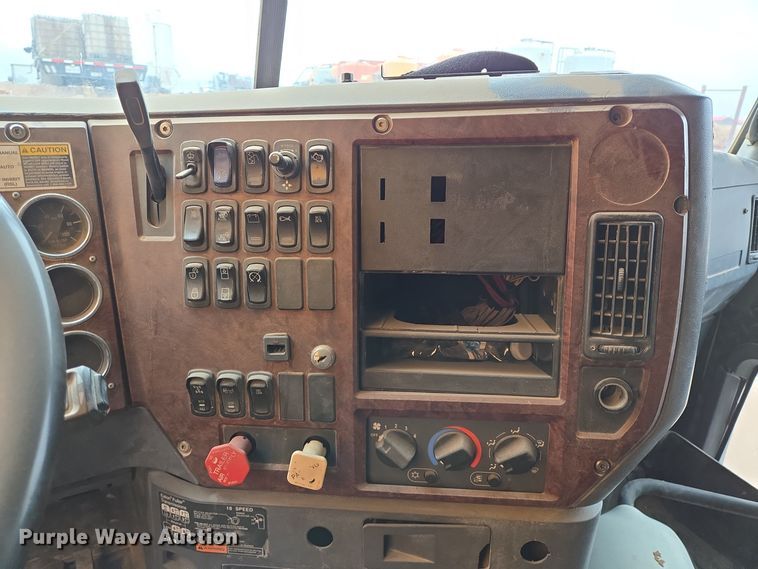 image for item DP6118 2009 Mack CHU613 semi truck