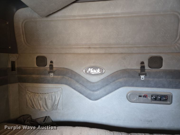 image for item DP6118 2009 Mack CHU613 semi truck