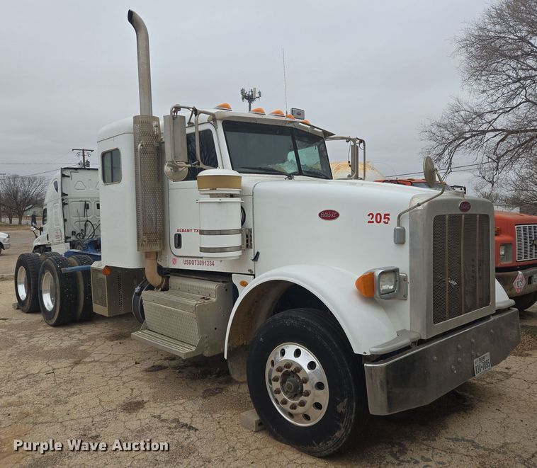 image for item DT5428 2013 Peterbilt 367 semi truck