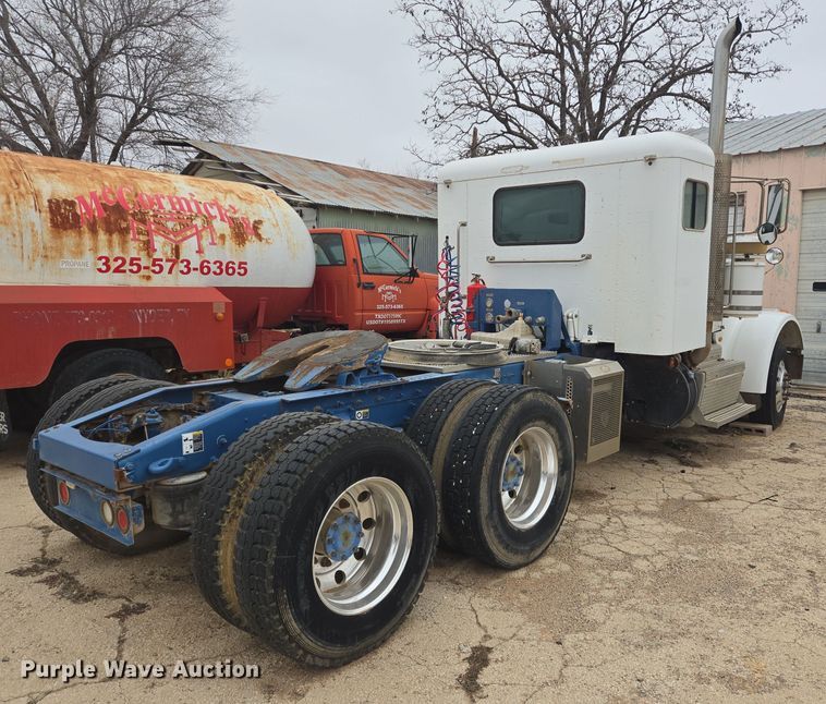 image for item DT5428 2013 Peterbilt 367 semi truck