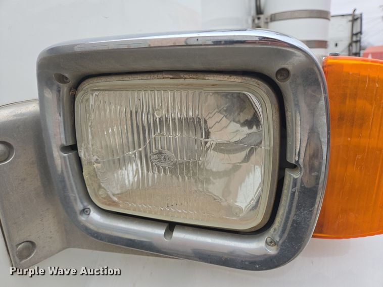 image for item DT5428 2013 Peterbilt 367 semi truck