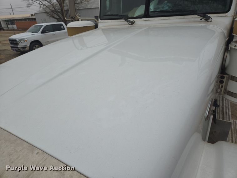 image for item DT5428 2013 Peterbilt 367 semi truck