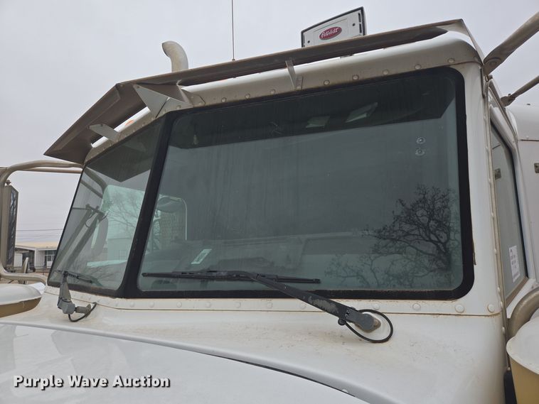 image for item DT5428 2013 Peterbilt 367 semi truck