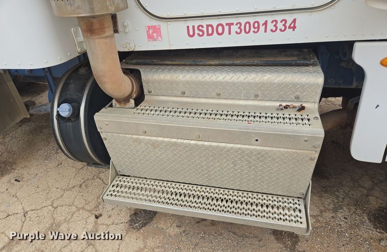 image for item DT5428 2013 Peterbilt 367 semi truck