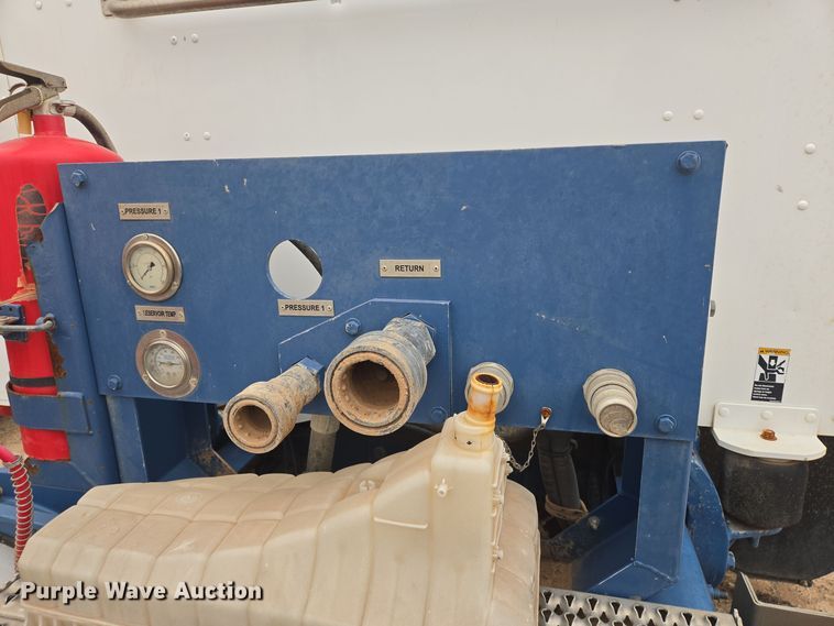 image for item DT5428 2013 Peterbilt 367 semi truck