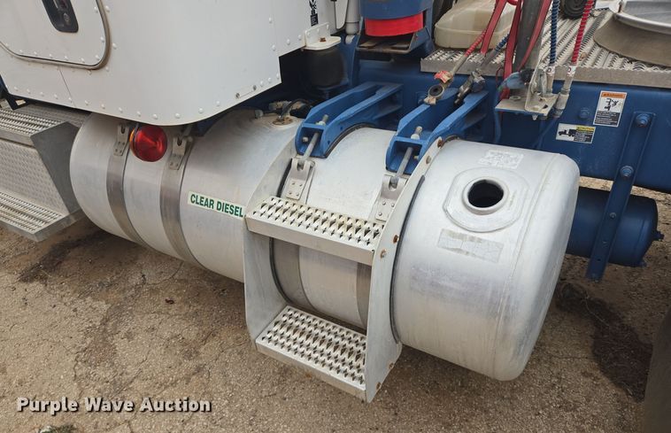 image for item DT5428 2013 Peterbilt 367 semi truck