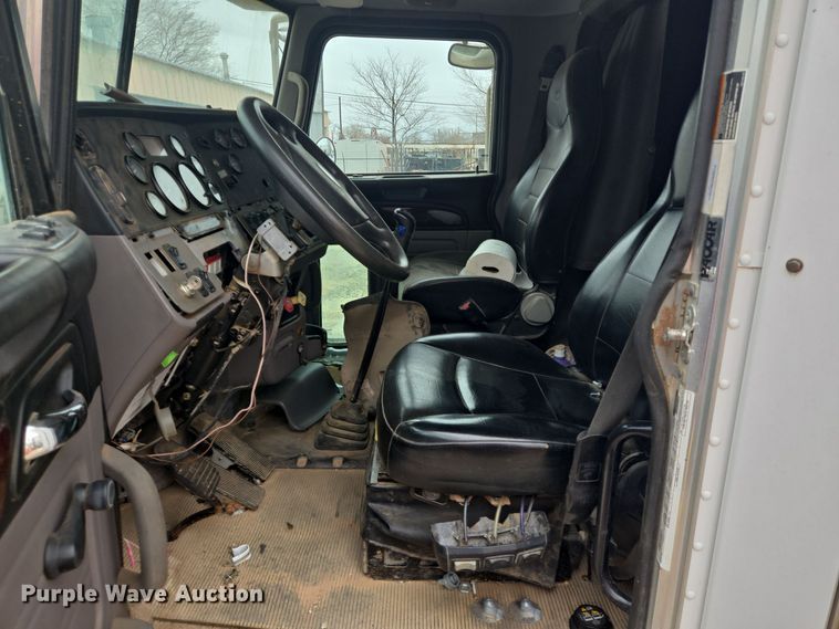 image for item DT5428 2013 Peterbilt 367 semi truck