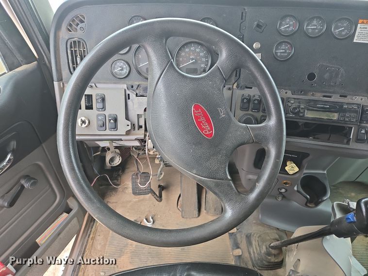 image for item DT5428 2013 Peterbilt 367 semi truck