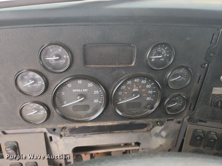 image for item DT5428 2013 Peterbilt 367 semi truck