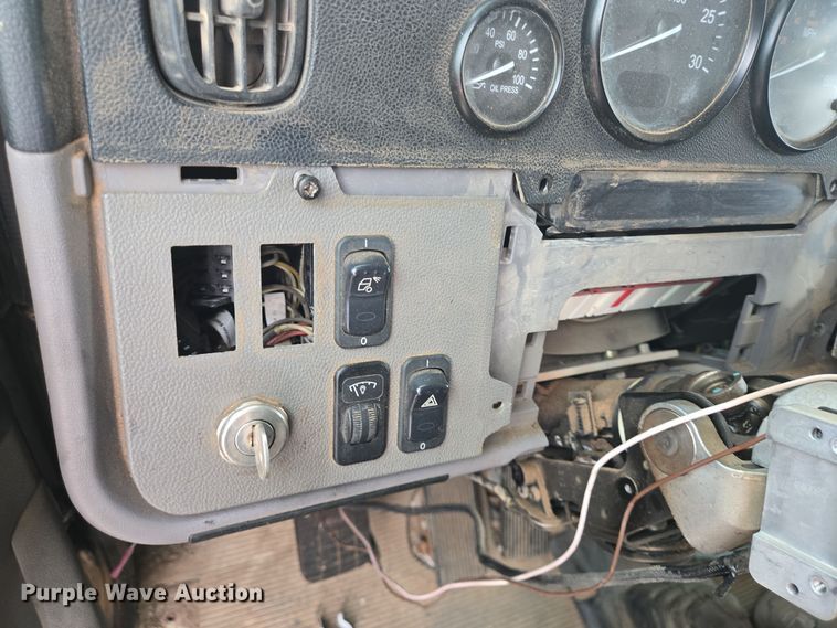 image for item DT5428 2013 Peterbilt 367 semi truck