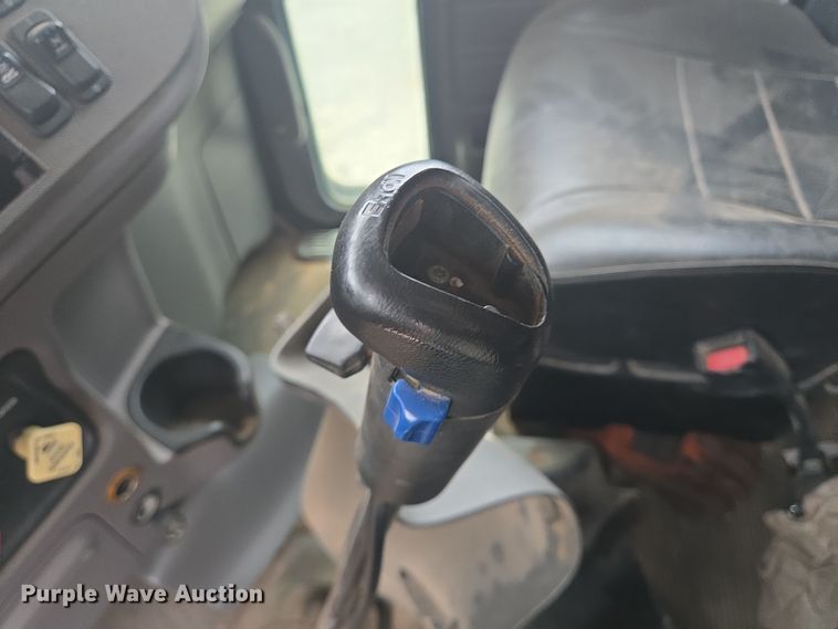 image for item DT5428 2013 Peterbilt 367 semi truck