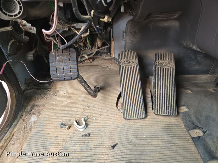 image for item DT5428 2013 Peterbilt 367 semi truck