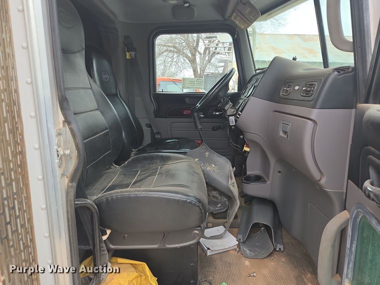 image for item DT5428 2013 Peterbilt 367 semi truck