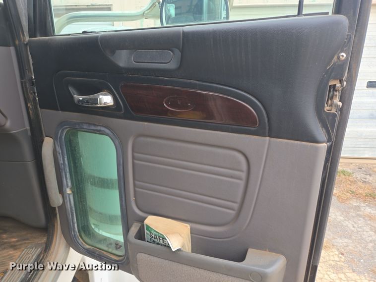 image for item DT5428 2013 Peterbilt 367 semi truck