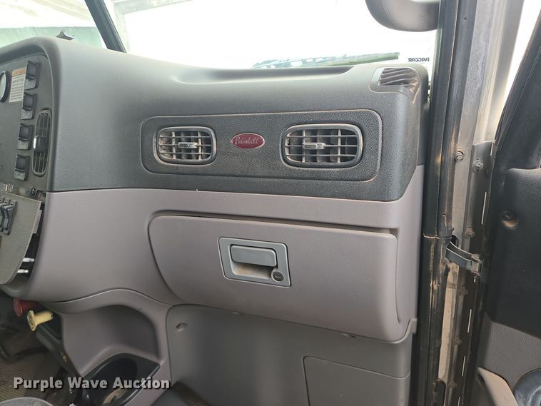 image for item DT5428 2013 Peterbilt 367 semi truck