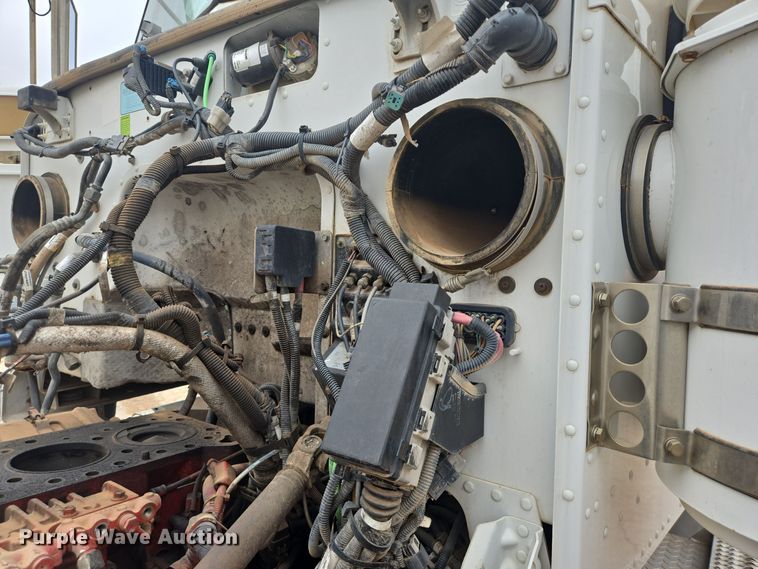 image for item DT5428 2013 Peterbilt 367 semi truck