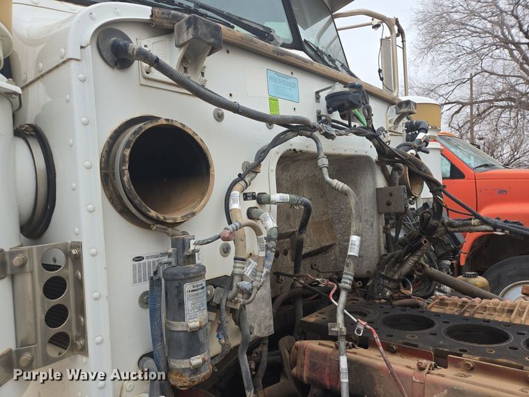 image for item DT5428 2013 Peterbilt 367 semi truck