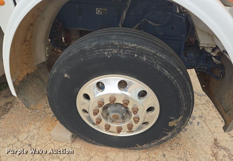 image for item DT5428 2013 Peterbilt 367 semi truck