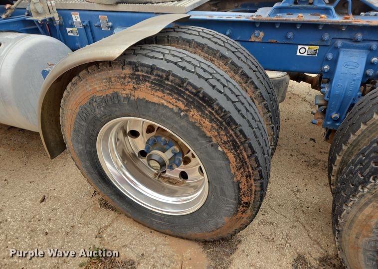 image for item DT5428 2013 Peterbilt 367 semi truck