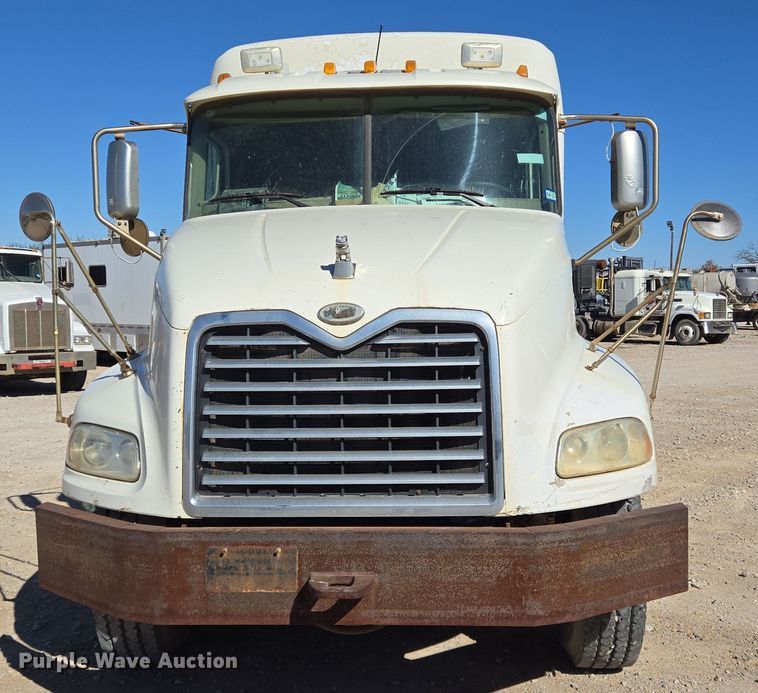 image for item DT5477 2005 Mack CXN613 semi truck