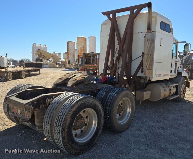 image for item DT5477 2005 Mack CXN613 semi truck